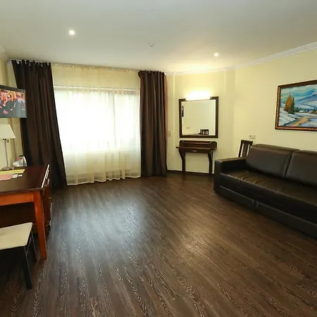 Ξενοδοχείο Home Hotel Μπούκοβελ